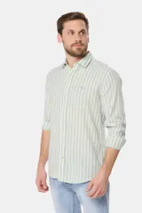 Camisa de manga larga con cuello camisero y botones frontales. Presenta un patrón de rayas verticales alternando verde claro y blanco.