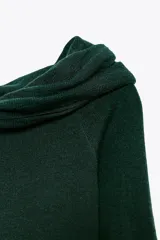 Jersey gris de punto con escote recto con vuelta y nudo delantero, hombros descubiertos y manga larga.