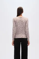 Sweater de manga larga con cuello redondo y estampado animal print abstracto en tonos blanco y marrón/malva.