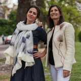 Pashmina blanca de lana merino uruguaya con estampado de flores azules. Accesorio afieltrado, suave, liviano y abrigado.