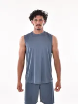 Musculosa deportiva verde militar de corte clásico.
