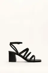 Sandalias de cuero negro con tiras finas, punta cuadrada y taco cuadrado.
