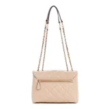 Cartera Guess modelo Tali Chica, color beige con diseño acolchado. Tiene correa de cadena dorada y asa de cuero. El interior cuenta con un bolsillo con cremallera y seis ranuras para tarjetas.