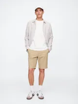 Short color beige, corte skinny y largo a la rodilla.