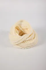 Bufanda tipo cuello color crema, tejida en punto trenzado.