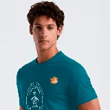 Remera de manga corta color azul petróleo con cuello redondo y estampado pequeño en el pecho.