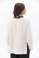 Blusa de manga larga con escote en V, color burdeos, con un diseño fluido y cómodo.
