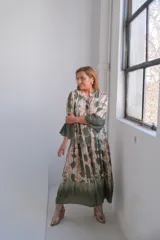 Vestido largo verde con estampado tie-dye en tonos beige, cuello mao, mangas 3/4 acampanadas y corte escalonado.