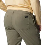 Pantalón chino color marrón claro, de corte recto, con bolsillos laterales y traseros. Confeccionado con tecnología Omni-Shield que repele la humedad y resiste las manchas. Incluye detalles de fuelle para mayor comodidad y libertad de movimiento.