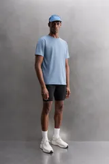 Camiseta deportiva marrón de tejido técnico, ligero y elástico con estructura. Tiene cuello redondo, manga corta, costuras planas y logo estampado.