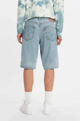 Bermuda de jean celeste de corte amplio y largo a la rodilla.