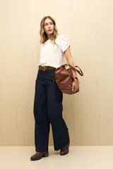 Top blanco de mangas cortas abullonadas y cuello redondo. Tejido de punto acanalado.