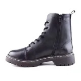 Bota de cuero color marrón con cordones y suela de goma con costuras blancas.