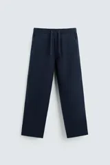Pantalón azul marino de corte recto, con cintura elástica ajustable con cordón, bolsillos laterales y traseros.