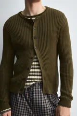 Cárdigan de hombre color verde oliva, tejido de punto canalé en hilatura de algodón, de corte regular fit, con cuello redondo, manga larga y cierre frontal con botones.