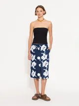 Top strapless negro con detalle de puntilla en el borde superior.