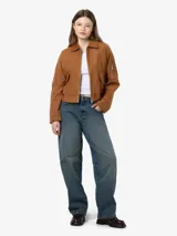 Campera bomber color marrón de poliéster con cuello camisero, mangas largas, cierre de cremallera al frente, bolsillos delanteros y ruedo elastizado.