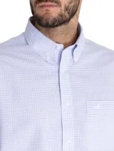 Camisa de hombre RKF, modelo WF PB, de manga larga con diseño a cuadros celestes y blancos. Tiene cuello abotonado, bolsillo en el pecho con logo bordado y tecnología wrinkle-free.