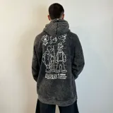 Canguro gris con efecto lavado, capucha con cordones negros, bolsillo tipo canguro y puños y cintura acanalados. Estampado pequeño en el pecho con el logo de la marca.