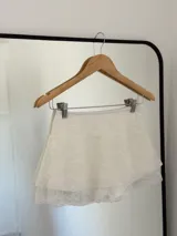 Short blanco de encaje con volados.