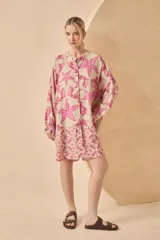 Vestido camisero corto de lino con estampado de estrellas de mar rosadas.