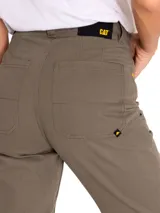 Pantalón negro de corte recto con bolsillos frontales y traseros.