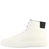 Championes de caña alta color negro, con cordones y suela gruesa. Diseño urbano.