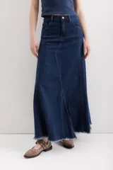 Falda larga de jean azul oscuro con corte evasé, cintura alta, bolsillos delanteros y traseros, y ruedo desflecado.