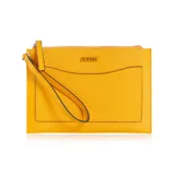 Billetera rectangular de color amarillo mostaza con textura saffiano. Presenta el logo metálico de Guess en el frente y un bolsillo exterior abierto. Incluye una correa de mano desmontable.