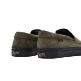 Mocasines Vans x Beatrice Domond Skate color verde oliva, confeccionados en gamuza con suela negra.
