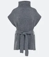 Poncho de punto color gris con cuello alto y diseño de manga corta sin sisa. Incluye un cinturón del mismo material para ajustar a la cintura y presenta una textura acanelada.