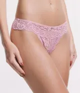 Bombacha bikini hilo color rosa con encaje floral y moña en la cintura.