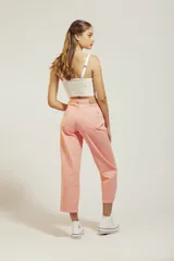 Pantalón de jean color amarillo pastel, corte cropped y pierna ancha.