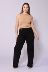 Pantalón de jean negro de tiro alto y corte wide leg.