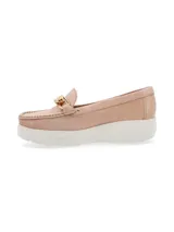 Mocasín de cuero charol negro con plataforma blanca y detalle de hebilla metálica plateada en el empeine.