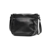 Bandolera negra de cuero con correa ajustable.