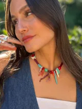 Collar corto con cuentas de resina, corales naturales, nácar, cuentas reconstituidas y cristales checos. Se cierra con cadena de acero quirúrgico y ganchito para regular el largo.