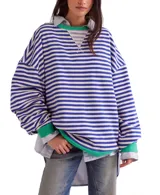 Remera de algodón a rayas horizontales azules y blancas, con cuello redondo y puños verdes.