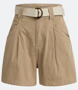 Bermuda color beige de tiro alto con cinturón de tela y hebilla de carey.
