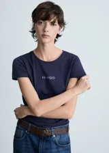 Camiseta azul marino de algodón con cuello redondo y logo de Mango estampado en el centro.