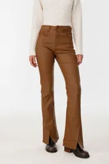 Jean color camel con detalles de costura y cortes laterales, de calce ajustado y diseño versátil.