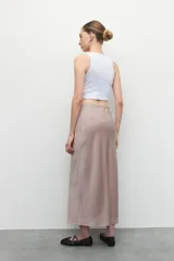 Falda midi color champagne de satén con cintura elástica.