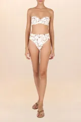 Calzón de bikini blanco con estampado de cadenas y cuerdas doradas y marrones. Diseño de talle alto con faja torneada al frente y costuras invisibles.