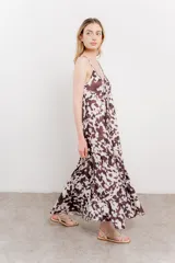 Vestido largo con estampado animal print tipo vaca en tonos marrones y blancos. Tiene breteles finos y corte suelto.