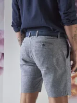 Bermuda gris de lino y algodón, corte recto y largo hasta la rodilla.
