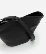 Cartera shoulder pequeña color negro con textura crocco, cierre con botón y asa doble ajustable desmontable.