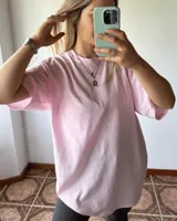 Remerón oversize de manga corta, color rosa pálido, con cuello redondo.