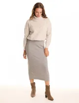 Falda midi color rosado, de la marca Zac & Rachel, con pretina ancha elastizada y tejido con lurex. Presenta un corte vertical en la parte trasera.