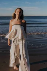 Top strapless color blanco con ribete azul brillante.