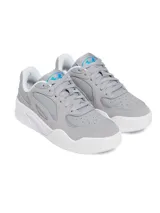 Zapatillas urbanas grises con detalles en blanco y celeste.